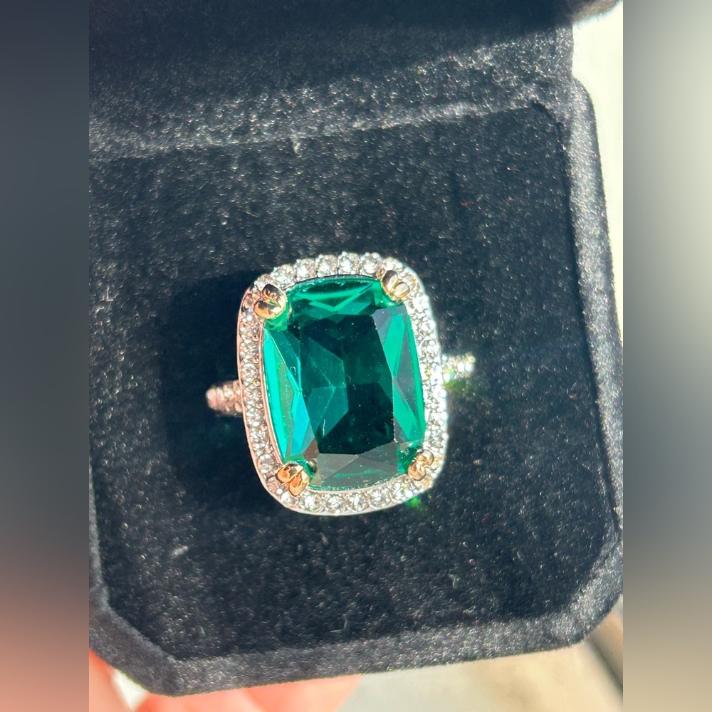 Size 8 - Beautiful Teal Green Cocktail Ring, Large Center Stone - Picture 9 of 17